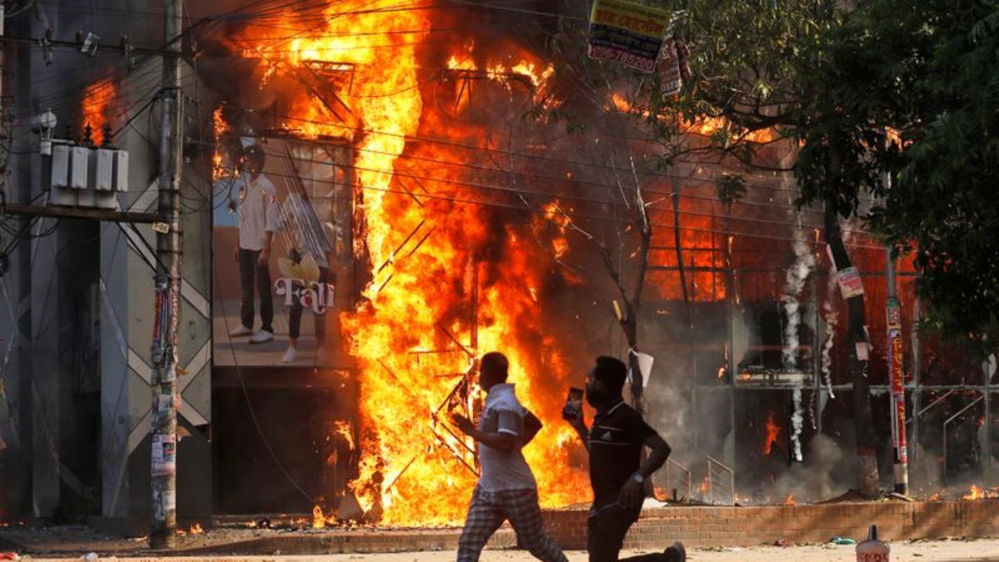 Unruhen: Demonstranten stürmen Regierungspalast in Bangladesch