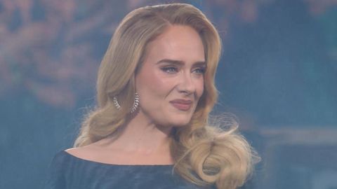 Sie tourt nicht gerne, also lässt sie ihre Fans anreisen: Adele hat sich in München ein eigenes Stadion bauen lassen. Der Tourauftakt war emotional – und eine erneute Kraftprobe.