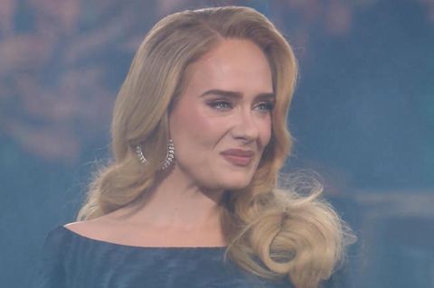 Sie tourt nicht gerne, also lässt sie ihre Fans anreisen: Adele hat sich in München ein eigenes Stadion bauen lassen. Der Tourauftakt war emotional – und eine erneute Kraftprobe.