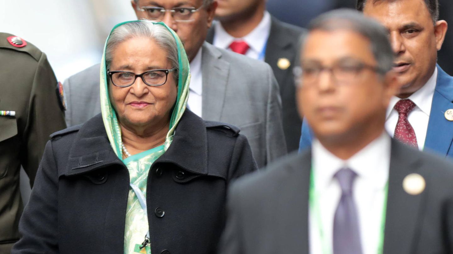 Blutige Proteste: Regierungschefin von Bangladesch zurückgetreten – Demonstranten stürmen Amtssitz