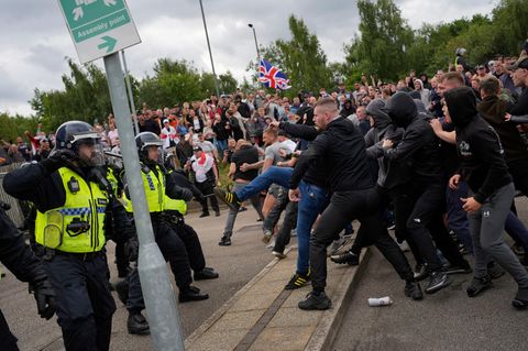 Es gärt in Großbritannien: Am Sonntag in Rotherham versuchten Rechtsradikale, eine Polizeisperre zu durchbrechen, die ein zur Asylbewerber-Unterkunft umfunktioniertes Hotel beschützt
