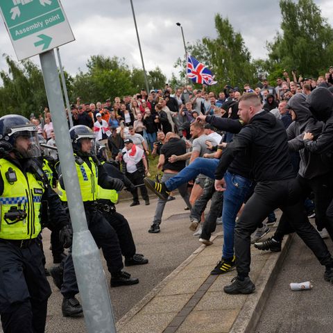 Es gärt in Großbritannien: Am Sonntag in Rotherham versuchten Rechtsradikale, eine Polizeisperre zu durchbrechen, die ein zur Asylbewerber-Unterkunft umfunktioniertes Hotel beschützt