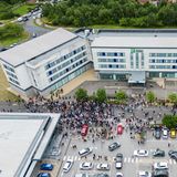 Im Rotherham werfen maskierte Demonstranten die Fensterscheiben eines Hotels ein, in dem zuvor Asylbewerber untergebracht worden waren.  Ultranationalisten und Punks bewerfen sich im nordwestenglischen Blackpool mit Stühlen und Flaschen, bevor die Polizei eingreift. Ein Mann stürzt mit dem Kopf auf den Boden und wird ohnmächtig.   Im mittelenglischen Stoke-on-Trent fliegen Steine aus einer Menge auf Polizisten.   Mindestens drei Polizisten werden im nordostenglischen Kingston upon Hull verletzt