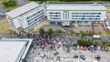 Im Rotherham werfen maskierte Demonstranten die Fensterscheiben eines Hotels ein, in dem zuvor Asylbewerber untergebracht worden waren.  Ultranationalisten und Punks bewerfen sich im nordwestenglischen Blackpool mit Stühlen und Flaschen, bevor die Polizei eingreift. Ein Mann stürzt mit dem Kopf auf den Boden und wird ohnmächtig.   Im mittelenglischen Stoke-on-Trent fliegen Steine aus einer Menge auf Polizisten.   Mindestens drei Polizisten werden im nordostenglischen Kingston upon Hull verletzt