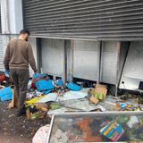 Im nordirischen Belfast trennt die Polizei einen anti-muslimischen Protest von einer Gegendemonstration. Supermärkte werden schwer beschädigt.  Bis in den Nachmittag hinein demonstrieren Menschen unter anderem in London, Nottingham, Manchester und Leeds. In Liverpool werden mehrere Polizisten verletzt.  In Leeds gehen Nationalisten auf die Straße, linke und propalästinensische Demonstranten stellen sich ihnen entgegen