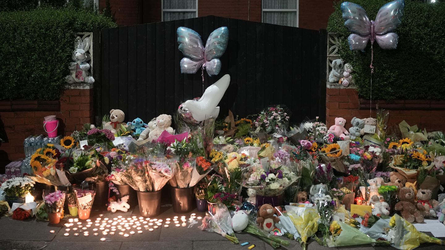 In der Küstenstadt Southport, nördlich von Liverpool, sticht ein junger Mann bei einem Taylor-Swift-Tanzkurs auf ein Dutzend Menschen ein. Zwei Kinder sterben, neun Kinder werden verletzt, darunter sechs lebensgefährlich. Auch zwei Erwachsene sind unter den Opfern. "Es ist wie eine Szene aus einem Horrorfilm", sagt ein Augenzeuge. Ein 17-jähriger Verdächtiger wird verhaftet