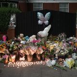 In der Küstenstadt Southport, nördlich von Liverpool, sticht ein junger Mann bei einem Taylor-Swift-Tanzkurs auf ein Dutzend Menschen ein. Zwei Kinder sterben, neun Kinder werden verletzt, darunter sechs lebensgefährlich. Auch zwei Erwachsene sind unter den Opfern. "Es ist wie eine Szene aus einem Horrorfilm", sagt ein Augenzeuge. Ein 17-jähriger Verdächtiger wird verhaftet