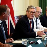 Die britische Regierung beruft einen nationalen Krisenstabs. "Ich garantiere Ihnen, Sie werden es bereuen, an diesen Unruhen teilgenommen zu haben", sagt Premierminister Keir Starmer von der sozialdemokratischen Labour-Partei.  Der BBC zufolge sind bislang mindestens 250 Menschen im Zusammenhang mit den Krawallen festgenommen worden