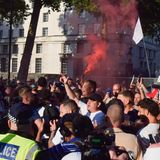 Auch vor dem britischen Regierungssitz in der Londoner Downing Street eskaliert ein Protest britischer Ultranationalisten. Randalierer werfen Flaschen und Dosen, sowie Feuerwerkskörper. Die Rechtsextremen werfen den Behörden vor, die Wahrheit über die Herkunft des mutmaßlichen Täters von Southport zu vertuschen.  100 Menschen werden festgenommen.  Auch in nordostenglischen Stadt Hartlepool greifen Randalierer Einsatzkräfte an, ein Polizeiwagen geht in Flammen auf, acht Menschen werden festgenommen.  In Manchester vertreibt die Polizei einige Dutzend Menschen in der Nähe eines Hotels, das als Unterkunft für Asylsuchende genutzt wird