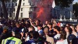 Auch vor dem britischen Regierungssitz in der Londoner Downing Street eskaliert ein Protest britischer Ultranationalisten. Randalierer werfen Flaschen und Dosen, sowie Feuerwerkskörper. Die Rechtsextremen werfen den Behörden vor, die Wahrheit über die Herkunft des mutmaßlichen Täters von Southport zu vertuschen.  100 Menschen werden festgenommen.  Auch in nordostenglischen Stadt Hartlepool greifen Randalierer Einsatzkräfte an, ein Polizeiwagen geht in Flammen auf, acht Menschen werden festgenommen.  In Manchester vertreibt die Polizei einige Dutzend Menschen in der Nähe eines Hotels, das als Unterkunft für Asylsuchende genutzt wird