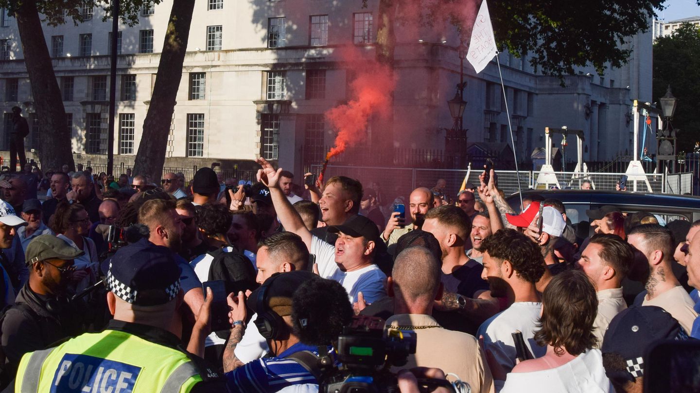 Auch vor dem britischen Regierungssitz in der Londoner Downing Street eskaliert ein Protest britischer Ultranationalisten. Randalierer werfen Flaschen und Dosen, sowie Feuerwerkskörper. Die Rechtsextremen werfen den Behörden vor, die Wahrheit über die Herkunft des mutmaßlichen Täters von Southport zu vertuschen.  100 Menschen werden festgenommen.  Auch in nordostenglischen Stadt Hartlepool greifen Randalierer Einsatzkräfte an, ein Polizeiwagen geht in Flammen auf, acht Menschen werden festgenommen.  In Manchester vertreibt die Polizei einige Dutzend Menschen in der Nähe eines Hotels, das als Unterkunft für Asylsuchende genutzt wird