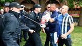 Nach den Ausschreitungen in Hartlepool nimmt die Polizei einen Elfjährigen wegen Brandstiftung fest. Der Junge soll ein Polizeiauto angezündet haben.   Im nordostenglischen Sunderland attackieren einige Menschen Polizisten nahe einer Moschee mit Steinen und Bierdosen. Ein Gebäude neben einer Polizeistation geht in Flammen auf. Zu der Kundgebung soll ein bekannter Rechtsradikaler aufgerufen haben