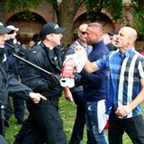 Nach den Ausschreitungen in Hartlepool nimmt die Polizei einen Elfjährigen wegen Brandstiftung fest. Der Junge soll ein Polizeiauto angezündet haben.   Im nordostenglischen Sunderland attackieren einige Menschen Polizisten nahe einer Moschee mit Steinen und Bierdosen. Ein Gebäude neben einer Polizeistation geht in Flammen auf. Zu der Kundgebung soll ein bekannter Rechtsradikaler aufgerufen haben