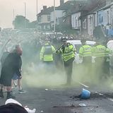 Ein drittes Kind stirbt an seinen schweren Verletzungen.  Am Abend versammeln sich rund 100 Menschen in Southport und beginnen zu randalieren. Sie legen Feuer und liefern sich Gefechte mit der Polizei. Eine Moschee wird mit Ziegelsteinen beworfen. 53 Polizisten werden verletzt, acht davon schwer.  Taylor Swift meldet sich persönlich zu Wort: "Der Schrecken des gestrigen Angriffs in Southport geht mir noch immer durch den Kopf und ich stehe völlig unter Schock", schreibt der US-Star auf Instagram.  Nach Informationen der BBC hat der Tatverdächtige ruandische Eltern und lebt seit 2013 im Gebiet Southport