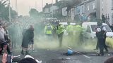 Ein drittes Kind stirbt an seinen schweren Verletzungen.  Am Abend versammeln sich rund 100 Menschen in Southport und beginnen zu randalieren. Sie legen Feuer und liefern sich Gefechte mit der Polizei. Eine Moschee wird mit Ziegelsteinen beworfen. 53 Polizisten werden verletzt, acht davon schwer.  Taylor Swift meldet sich persönlich zu Wort: "Der Schrecken des gestrigen Angriffs in Southport geht mir noch immer durch den Kopf und ich stehe völlig unter Schock", schreibt der US-Star auf Instagram.  Nach Informationen der BBC hat der Tatverdächtige ruandische Eltern und lebt seit 2013 im Gebiet Southport