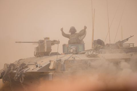 Ein israelischer Soldat zeigt den Daumen nach oben, während er auf einem Kampfpanzer steht