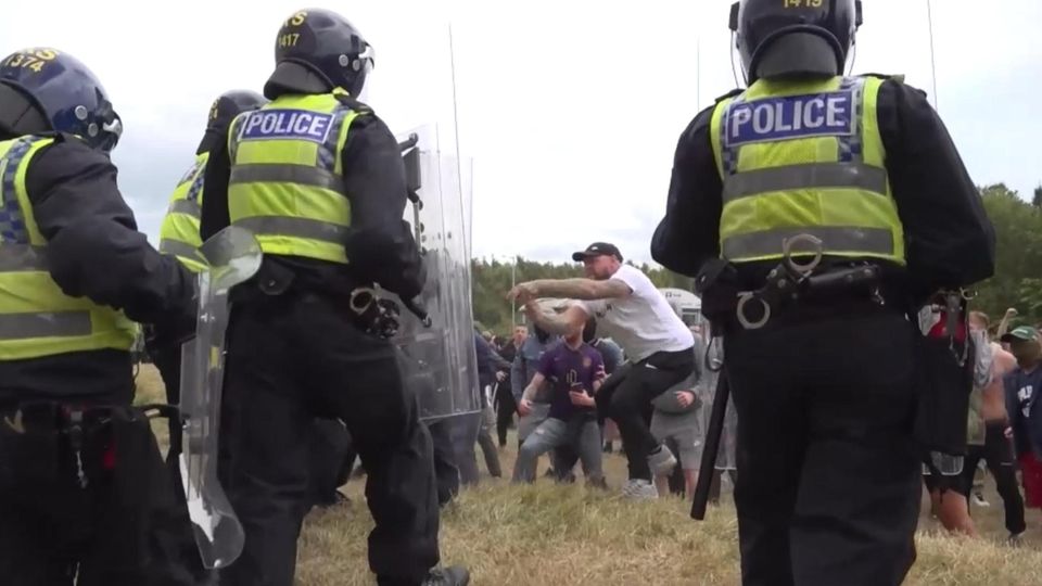 Nach Southport-Mord: Randalierer liefern sich Kämpfe mit der Polizei.