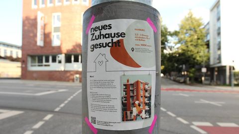 An einem Laternenpfahl klebt ein Zettel mit dem Wohnungsgesuch einer Frau, die eine Wohnung in Hamburg sucht
