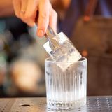 Das Zerbeißen von Eiswürfeln kann Zähne beschädigen