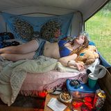 Jessica liegt rauchend in einem Zelt auf ihrem Bett.