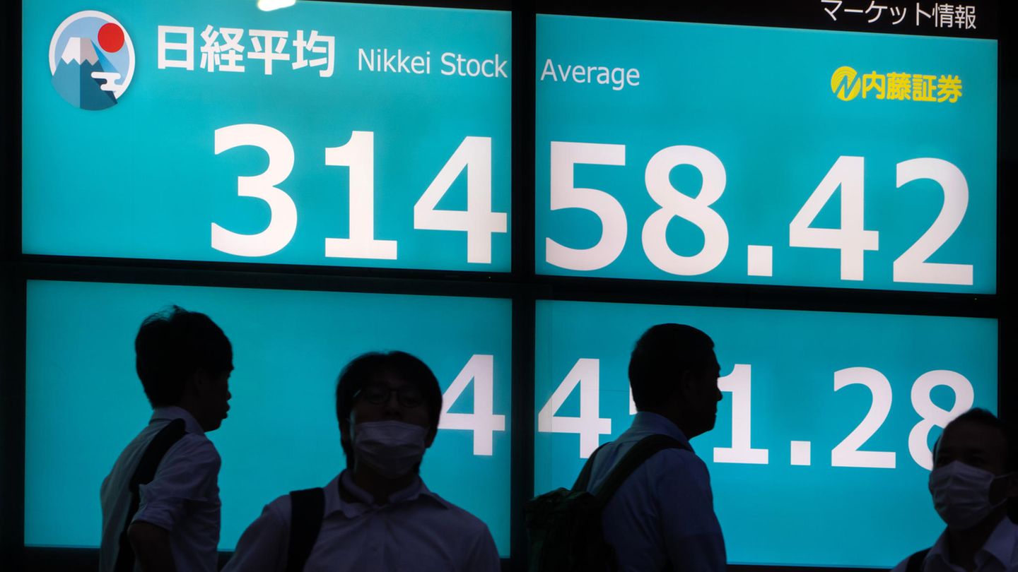 Stock markets collapse: What experts now advise investors