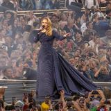 Adele: Show-Stopp in München für 10,72 Sekunden  Die Fans können froh sein, dass Adele nicht auf Marathon steht, so war die Unterbrechung nach wenigen Sekunden schon beendet: Am Samstag um 21.20 Uhr unterbrach die Britin in München ihre Performance und schaltete live nach Paris zu den Olympischen Spielen. Dort fand das 100-Meter-Sprintfinale der Frauen statt, bei dem auch Julian Alfred aus St. Lucia antrat, einer früheren Insel-Kolonie in der Karibik, die heute noch Teil des britischen Commonwealth ist.  Bereits während des Konzerts am Vortag hatte die 36-Jährige Adele von den Olympischen Athletinnen geschwärmt: "Wenn ich nur versuchen würde, was sie tun, wäre ich tot". Am nächsten Tag dann die Übertragung des Sprint-Finales auf der gigantischen Bühnenleinwand, die mehr als doppelt so lang ist wie die 100-Meter-Strecke. Überraschenderweise schlug Julian Alfred die amerikanische Favoritin, die auch Adele gerne auf dem Siegertreppchen gesehen hatte. Doch sie zeigte sich als gute Verliererin: "Geben wir ihr eine Runde Applaus!", feuerte sie ihre 74.000 Fans an. "Jetzt aber geht die Show weiter. Fantastisch, St. Lucia!"  Die Fans im Münchner Stadion war damit näher dran als die Zuschauer beim ZDF – das zeigte das Fußball-Viertelfinale der Frauen Deutschland – Kanada. Was genau auf der Bühne passierte, als Adele die Pausentaste drückte, sehen Sie hier
