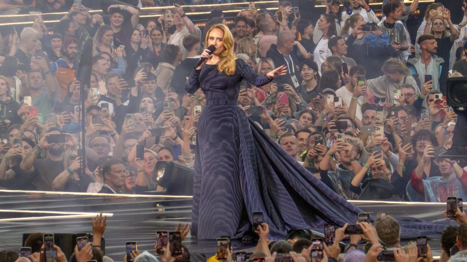 Adele: Show-Stopp in München für 10,72 Sekunden  Die Fans können froh sein, dass Adele nicht auf Marathon steht, so war die Unterbrechung nach wenigen Sekunden schon beendet: Am Samstag um 21.20 Uhr unterbrach die Britin in München ihre Performance und schaltete live nach Paris zu den Olympischen Spielen. Dort fand das 100-Meter-Sprintfinale der Frauen statt, bei dem auch Julian Alfred aus St. Lucia antrat, einer früheren Insel-Kolonie in der Karibik, die heute noch Teil des britischen Commonwealth ist.  Bereits während des Konzerts am Vortag hatte die 36-Jährige Adele von den Olympischen Athletinnen geschwärmt: "Wenn ich nur versuchen würde, was sie tun, wäre ich tot". Am nächsten Tag dann die Übertragung des Sprint-Finales auf der gigantischen Bühnenleinwand, die mehr als doppelt so lang ist wie die 100-Meter-Strecke. Überraschenderweise schlug Julian Alfred die amerikanische Favoritin, die auch Adele gerne auf dem Siegertreppchen gesehen hatte. Doch sie zeigte sich als gute Verliererin: "Geben wir ihr eine Runde Applaus!", feuerte sie ihre 74.000 Fans an. "Jetzt aber geht die Show weiter. Fantastisch, St. Lucia!"  Die Fans im Münchner Stadion war damit näher dran als die Zuschauer beim ZDF – das zeigte das Fußball-Viertelfinale der Frauen Deutschland – Kanada. Was genau auf der Bühne passierte, als Adele die Pausentaste drückte, sehen Sie hier