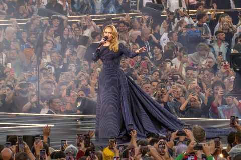 Adele: Show-Stopp in München für 10,72 Sekunden  Die Fans können froh sein, dass Adele nicht auf Marathon steht, so war die Unterbrechung nach wenigen Sekunden schon beendet: Am Samstag um 21.20 Uhr unterbrach die Britin in München ihre Performance und schaltete live nach Paris zu den Olympischen Spielen. Dort fand das 100-Meter-Sprintfinale der Frauen statt, bei dem auch Julian Alfred aus St. Lucia antrat, einer früheren Insel-Kolonie in der Karibik, die heute noch Teil des britischen Commonwealth ist.  Bereits während des Konzerts am Vortag hatte die 36-Jährige Adele von den Olympischen Athletinnen geschwärmt: "Wenn ich nur versuchen würde, was sie tun, wäre ich tot". Am nächsten Tag dann die Übertragung des Sprint-Finales auf der gigantischen Bühnenleinwand, die mehr als doppelt so lang ist wie die 100-Meter-Strecke. Überraschenderweise schlug Julian Alfred die amerikanische Favoritin, die auch Adele gerne auf dem Siegertreppchen gesehen hatte. Doch sie zeigte sich als gute Verliererin: "Geben wir ihr eine Runde Applaus!", feuerte sie ihre 74.000 Fans an. "Jetzt aber geht die Show weiter. Fantastisch, St. Lucia!"  Die Fans im Münchner Stadion war damit näher dran als die Zuschauer beim ZDF – das zeigte das Fußball-Viertelfinale der Frauen Deutschland – Kanada. Was genau auf der Bühne passierte, als Adele die Pausentaste drückte, sehen Sie hier