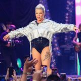 Pink: drei Geburten vor der Bühne und menschliche Asche darauf  Offenbar regt Pinks Stimme die Wehen an: Beim Sydney-Konzert im Februar brachte eine Frau im Publikum ein Kind zur Welt. Hier können Sie sehen, wie Pink das Konzert stoppte, die Mediziner zur werdenden Mutter dirigierte, die Hände vor die Augen schlug und die Fans anwies: "Wir sollten jetzt nicht alle zu ihr hinschauen – gebt ihr ein bisschen Privatsphäre!" Ihr letzten Worte "Herzlichen Glückwunsch!" gingen im Applaus des Publikums unter.  Pink hat Erfahrung mit diesen Situationen: Es ist bereits das dritte Kind, das rund um eines ihrer Konzerte zur Welt kam. In Fenway, USA, kam vergangenes Jahr Avcen Hart zur Welt, und in Liverpool bereits 2019 Dolly Pink, wie das Kind zu Ehren der Sängerin getauft wurde. Die beiden Pinks haben sich auch schon kennengelernt, beim Liverpool-Konzert der diesjährigen Tour richtete Pink ihr eine kleine Geburtstagsparty aus.  Einmal fand aber auch Pink keine Worte mehr. Bei einer Londoner Show im vergangenen Jahr, warf jemand eine Plastiktüte auf die Bühne. Die Sängerin schaute hinein, unterbrach das Konzerte und fragte entsetzt den Fan in der Menge: "Das hier ist Deine Mutter?!?" Tatsächlich war die Tüte gefüllt mit Asche. Pink setzte die Tüte vorsichtig hinter der Bühne ab. Sie sagte "Ich weiß nicht, wie ich das finden soll …" und brachte das Konzert über die Bühne 