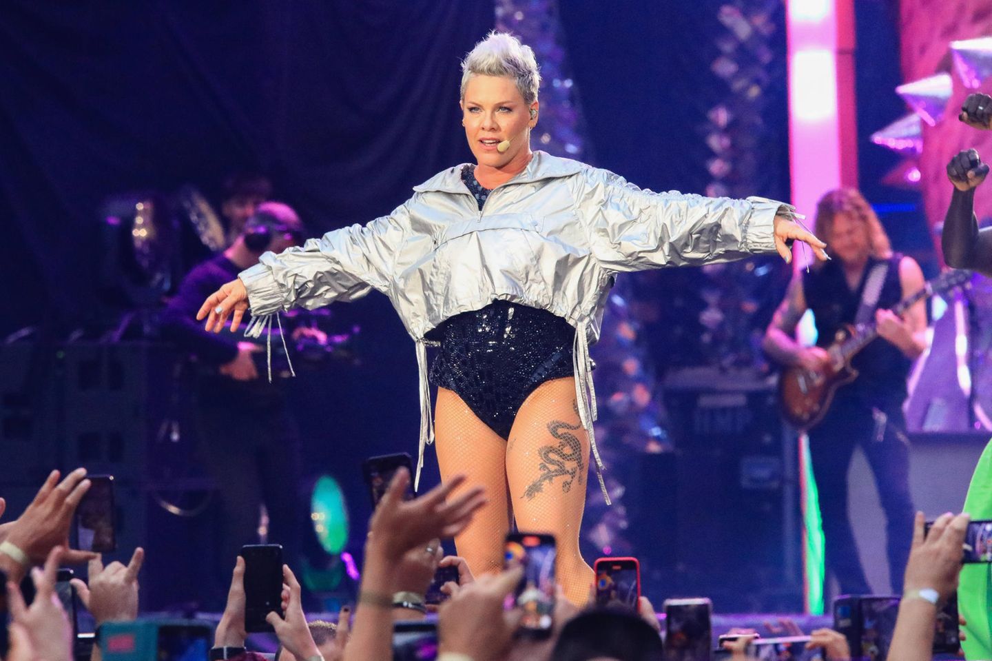 Bizarre Konzertpausen: Pink: drei Geburten vor der Bühne und menschliche Asche darauf Offenbar regt Pinks Stimme die Wehen an: Beim Sydney-Konzert im Februar brachte eine Frau im Publikum ein Kind zur Welt. Hier können Sie sehen, wie Pink das Konzert stoppte, die Mediziner zur werdenden Mutter dirigierte, die Hände vor die Augen schlug und die Fans anwies: "Wir sollten jetzt nicht alle zu ihr hinschauen – gebt ihr ein bisschen Privatsphäre!" Ihr letzten Worte "Herzlichen Glückwunsch!" gingen im Applaus des Publikums unter. Pink hat Erfahrung mit diesen Situationen: Es ist bereits das dritte Kind, das rund um eines ihrer Konzerte zur Welt kam. In Fenway, USA, kam vergangenes Jahr Avcen Hart zur Welt, und in Liverpool bereits 2019 Dolly Pink, wie das Kind zu Ehren der Sängerin getauft wurde. Die beiden Pinks haben sich auch schon kennengelernt, beim Liverpool-Konzert der diesjährigen Tour richtete Pink ihr eine kleine Geburtstagsparty aus. Einmal fand aber auch Pink keine Worte mehr. Bei einer Londoner Show im vergangenen Jahr, warf jemand eine Plastiktüte auf die Bühne. Die Sängerin schaute hinein, unterbrach das Konzerte und fragte entsetzt den Fan in der Menge: "Das hier ist Deine Mutter?!?" Tatsächlich war die Tüte gefüllt mit Asche. Pink setzte die Tüte vorsichtig hinter der Bühne ab. Sie sagte "Ich weiß nicht, wie ich das finden soll …" und brachte das Konzert über die Bühne Pink: drei Geburten vor der Bühne und menschliche Asche darauf Offenbar regt Pinks Stimme die Wehen an: Beim Sydney-Konzert im Februar brachte eine Frau im Publikum ein Kind zur Welt. Hier können Sie sehen, wie Pink das Konzert stoppte, die Mediziner zur werdenden Mutter dirigierte, die Hände vor die Augen schlug und die Fans anwies: "Wir sollten jetzt nicht alle zu ihr hinschauen – gebt ihr ein bisschen Privatsphäre!" Ihr letzten Worte "Herzlichen Glückwunsch!" gingen im Applaus des Publikums unter. Pink hat Erfahrung mit diesen Situationen: Es ist bereits das dritte Kind, das rund um eines ihrer Konzerte zur Welt kam. In Fenway, USA, kam vergangenes Jahr Avcen Hart zur Welt, und in Liverpool bereits 2019 Dolly Pink, wie das Kind zu Ehren der Sängerin getauft wurde. Die beiden Pinks haben sich auch schon kennengelernt, beim Liverpool-Konzert der diesjährigen Tour richtete Pink ihr eine kleine Geburtstagsparty aus. Einmal fand aber auch Pink keine Worte mehr. Bei einer Londoner Show im vergangenen Jahr, warf jemand eine Plastiktüte auf die Bühne. Die Sängerin schaute hinein, unterbrach das Konzerte und fragte entsetzt den Fan in der Menge: "Das hier ist Deine Mutter?!?" Tatsächlich war die Tüte gefüllt mit Asche. Pink setzte die Tüte vorsichtig hinter der Bühne ab. Sie sagte "Ich weiß nicht, wie ich das finden soll …" und brachte das Konzert über die Bühne