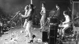 The Who: "Ist ein Drummer hier? Unserer ist gerade umgekippt!"  Zu Beginn ihrer Karriere gab es kaum ein Konzert von The Who, das nicht unterbrochen werden musste – am Ende, wenn sie regelmäßig ihre Instrumente zerdroschen und sie schlicht nicht mehr weiterspielen konnten. Am 23. November 1973 sollte es im Cow Palace in San Francisco dazu aber nicht kommen, denn während des Konzerts ging nicht das Schlagzeug kaputt, sondern Keith Moon, der Schlagzeuger.  Moon, ein Berserker nicht nur an seinem Instrument, hatte sich mit einem Mix aus Alkohol, Aufputsch- und Beruhigungsmitteln komplett weggeschossen, fiel beim Spielen vom Stuhl und wurde schließlich ohnmächtig. Wie lässig Gitarrist Pete Townshend drauf reagierte, sehen Sie hier. Im Scherz fragte er, ob ein Drummer im Publikum sei. Auftritt Scott Halpin, 19 Jahre alt: Der Who-Fan nahm an der riesigen Trommelbatterie von Keith Moon Platz – "es war lächerlich, die Tomtoms waren so groß wie meine Basstrommel" – nahm einen Schluck Whiskey und legte unter dem tosenden Applaus von 14.000 Menschen los. An das folgende Konzert seines Lebens konnte sich Halpin danach allerdings kaum erinnern, er hatte alle Hände voll zu tun, den wildesten Schlagzeuger der Welt zu imitieren. "Ich habe nur drei Nummern gespielt und war tot!"