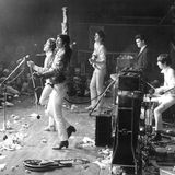 The Who: "Ist ein Drummer hier? Unserer ist gerade umgekippt!"  Zu Beginn ihrer Karriere gab es kaum ein Konzert von The Who, das nicht unterbrochen werden musste – am Ende, wenn sie regelmäßig ihre Instrumente zerdroschen und sie schlicht nicht mehr weiterspielen konnten. Am 23. November 1973 sollte es im Cow Palace in San Francisco dazu aber nicht kommen, denn während des Konzerts ging nicht das Schlagzeug kaputt, sondern Keith Moon, der Schlagzeuger.  Moon, ein Berserker nicht nur an seinem Instrument, hatte sich mit einem Mix aus Alkohol, Aufputsch- und Beruhigungsmitteln komplett weggeschossen, fiel beim Spielen vom Stuhl und wurde schließlich ohnmächtig. Wie lässig Gitarrist Pete Townshend drauf reagierte, sehen Sie hier. Im Scherz fragte er, ob ein Drummer im Publikum sei. Auftritt Scott Halpin, 19 Jahre alt: Der Who-Fan nahm an der riesigen Trommelbatterie von Keith Moon Platz – "es war lächerlich, die Tomtoms waren so groß wie meine Basstrommel" – nahm einen Schluck Whiskey und legte unter dem tosenden Applaus von 14.000 Menschen los. An das folgende Konzert seines Lebens konnte sich Halpin danach allerdings kaum erinnern, er hatte alle Hände voll zu tun, den wildesten Schlagzeuger der Welt zu imitieren. "Ich habe nur drei Nummern gespielt und war tot!"