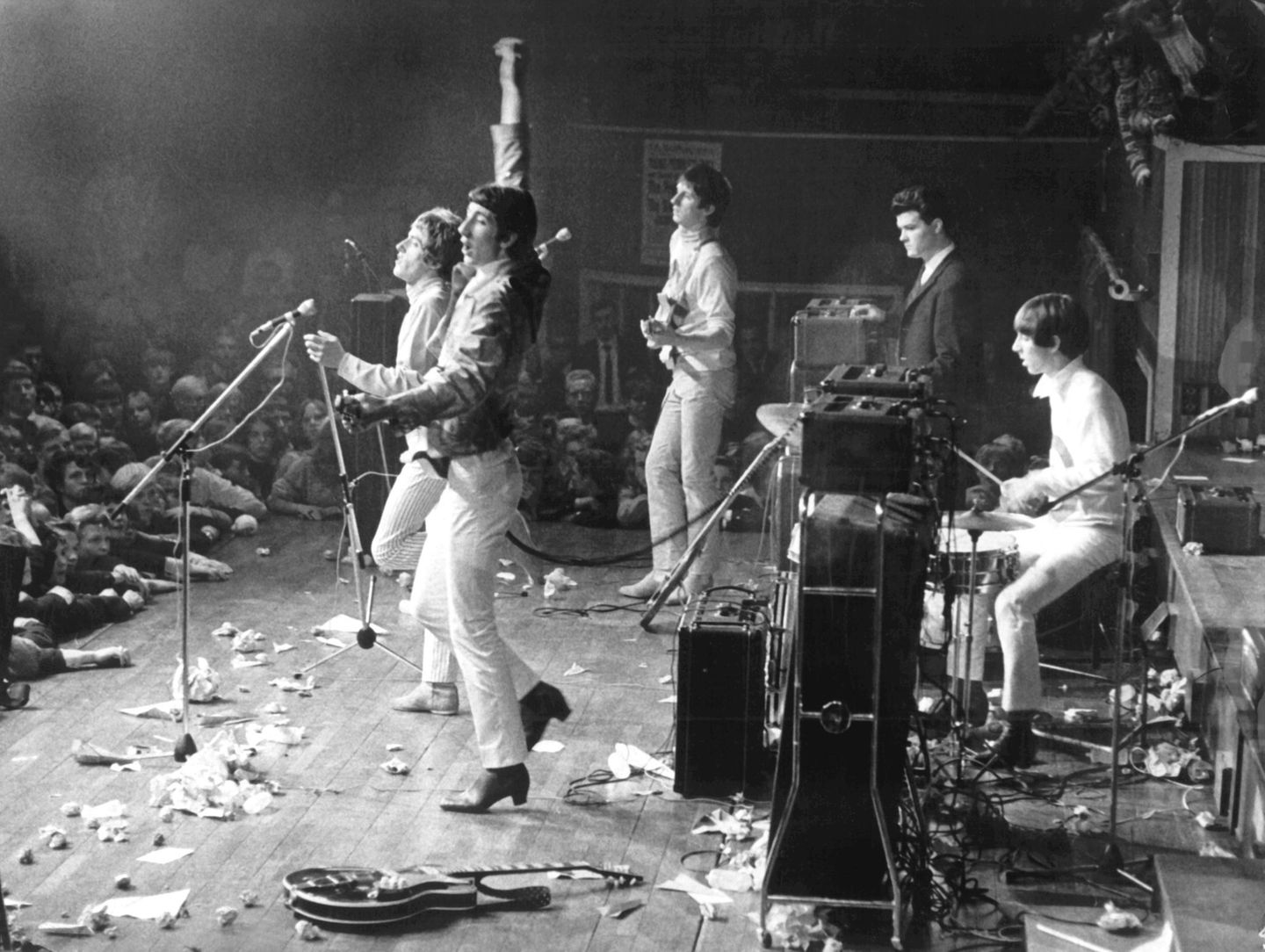 Bizarre Konzertpausen: The Who: "Ist ein Drummer hier? Unserer ist gerade umgekippt!" Zu Beginn ihrer Karriere gab es kaum ein Konzert von The Who, das nicht unterbrochen werden musste – am Ende, wenn sie regelmäßig ihre Instrumente zerdroschen und sie schlicht nicht mehr weiterspielen konnten. Am 23. November 1973 sollte es im Cow Palace in San Francisco dazu aber nicht kommen, denn während des Konzerts ging nicht das Schlagzeug kaputt, sondern Keith Moon, der Schlagzeuger. Moon, ein Berserker nicht nur an seinem Instrument, hatte sich mit einem Mix aus Alkohol, Aufputsch- und Beruhigungsmitteln komplett weggeschossen, fiel beim Spielen vom Stuhl und wurde schließlich ohnmächtig. Wie lässig Gitarrist Pete Townshend drauf reagierte, sehen Sie hier. Im Scherz fragte er, ob ein Drummer im Publikum sei. Auftritt Scott Halpin, 19 Jahre alt: Der Who-Fan nahm an der riesigen Trommelbatterie von Keith Moon Platz – "es war lächerlich, die Tomtoms waren so groß wie meine Basstrommel" – nahm einen Schluck Whiskey und legte unter dem tosenden Applaus von 14.000 Menschen los. An das folgende Konzert seines Lebens konnte sich Halpin danach allerdings kaum erinnern, er hatte alle Hände voll zu tun, den wildesten Schlagzeuger der Welt zu imitieren. "Ich habe nur drei Nummern gespielt und war tot!" The Who: "Ist ein Drummer hier? Unserer ist gerade umgekippt!" Zu Beginn ihrer Karriere gab es kaum ein Konzert von The Who, das nicht unterbrochen werden musste – am Ende, wenn sie regelmäßig ihre Instrumente zerdroschen und sie schlicht nicht mehr weiterspielen konnten. Am 23. November 1973 sollte es im Cow Palace in San Francisco dazu aber nicht kommen, denn während des Konzerts ging nicht das Schlagzeug kaputt, sondern Keith Moon, der Schlagzeuger. Moon, ein Berserker nicht nur an seinem Instrument, hatte sich mit einem Mix aus Alkohol, Aufputsch- und Beruhigungsmitteln komplett weggeschossen, fiel beim Spielen vom Stuhl und wurde schließlich ohnmächtig. Wie lässig Gitarrist Pete Townshend drauf reagierte, sehen Sie hier. Im Scherz fragte er, ob ein Drummer im Publikum sei. Auftritt Scott Halpin, 19 Jahre alt: Der Who-Fan nahm an der riesigen Trommelbatterie von Keith Moon Platz – "es war lächerlich, die Tomtoms waren so groß wie meine Basstrommel" – nahm einen Schluck Whiskey und legte unter dem tosenden Applaus von 14.000 Menschen los. An das folgende Konzert seines Lebens konnte sich Halpin danach allerdings kaum erinnern, er hatte alle Hände voll zu tun, den wildesten Schlagzeuger der Welt zu imitieren. "Ich habe nur drei Nummern gespielt und war tot!"