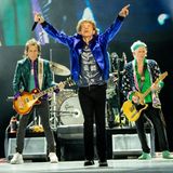 The Rolling Stones: ein Mord direkt unter Mick Jaggers Augen  Es sollte ein zweites Woodstock werden, stattdessen markierte es das Ende der idealistischen Sixties: 1969 beschlossen die Rolling Stones, ihrem Publikum ein großes Freikonzert zu schenken, das das Woodstock-Festival vier Monate zuvor noch überstrahlen sollte. Es wurde eine totale Katastrophe mit einem Mord vor der Bühne.  Das Problem: Für ihr Konzert am 6. Dezember in Altamont wollten die Rolling Stones auf Polizei verzichten und heuerten stattdessen als Sicherheitsleute die Hell's Angels an. Angefeuert von Wein, Bier und LSD veranstalteten die Rocker eine Gewaltorgie, schlugen Musiker wie Marty Balin und Fans ohnmächtig und droschen mit Billardstöcken auf die Tausenden von enschen ein. Als Mick Jagger "Under My Thumb" sang – "Unter meinem Daumen" – passierte es. Ein Fan namens Meredith Hunter tanzte vor der Bühne. Was er mit seiner Pistole vorhatte, ist bis heute ungeklärt, vielleicht zückte er sie auch erst, als die Hell's Angels mit Messern auf ihn losgingen – wer hier klickt, erlebt Mick Jagger im hilflosesten Augenblick seines Lebens. Hunter starb noch vor Ort, die Band beendete den Auftritt, um noch Schlimmeres zu verhindern und flüchtete schließlich im Hubschrauber aus dem Chaos. Erst am Tag zuvor war ihr neues Album erschienen. Titel: "Let It Bleed" – Lass es bluten.