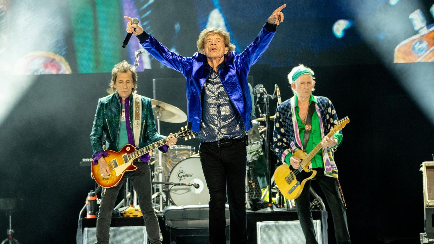 Bizarre Konzertpausen: The Rolling Stones: ein Mord direkt unter Mick Jaggers Augen Es sollte ein zweites Woodstock werden, stattdessen markierte es das Ende der idealistischen Sixties: 1969 beschlossen die Rolling Stones, ihrem Publikum ein großes Freikonzert zu schenken, das das Woodstock-Festival vier Monate zuvor noch überstrahlen sollte. Es wurde eine totale Katastrophe mit einem Mord vor der Bühne. Das Problem: Für ihr Konzert am 6. Dezember in Altamont wollten die Rolling Stones auf Polizei verzichten und heuerten stattdessen als Sicherheitsleute die Hell's Angels an. Angefeuert von Wein, Bier und LSD veranstalteten die Rocker eine Gewaltorgie, schlugen Musiker wie Marty Balin und Fans ohnmächtig und droschen mit Billardstöcken auf die Tausenden von enschen ein. Als Mick Jagger "Under My Thumb" sang – "Unter meinem Daumen" – passierte es. Ein Fan namens Meredith Hunter tanzte vor der Bühne. Was er mit seiner Pistole vorhatte, ist bis heute ungeklärt, vielleicht zückte er sie auch erst, als die Hell's Angels mit Messern auf ihn losgingen – wer hier klickt, erlebt Mick Jagger im hilflosesten Augenblick seines Lebens. Hunter starb noch vor Ort, die Band beendete den Auftritt, um noch Schlimmeres zu verhindern und flüchtete schließlich im Hubschrauber aus dem Chaos. Erst am Tag zuvor war ihr neues Album erschienen. Titel: "Let It Bleed" – Lass es bluten. The Rolling Stones: ein Mord direkt unter Mick Jaggers Augen Es sollte ein zweites Woodstock werden, stattdessen markierte es das Ende der idealistischen Sixties: 1969 beschlossen die Rolling Stones, ihrem Publikum ein großes Freikonzert zu schenken, das das Woodstock-Festival vier Monate zuvor noch überstrahlen sollte. Es wurde eine totale Katastrophe mit einem Mord vor der Bühne. Das Problem: Für ihr Konzert am 6. Dezember in Altamont wollten die Rolling Stones auf Polizei verzichten und heuerten stattdessen als Sicherheitsleute die Hell's Angels an. Angefeuert von Wein, Bier und LSD veranstalteten die Rocker eine Gewaltorgie, schlugen Musiker wie Marty Balin und Fans ohnmächtig und droschen mit Billardstöcken auf die Tausenden von enschen ein. Als Mick Jagger "Under My Thumb" sang – "Unter meinem Daumen" – passierte es. Ein Fan namens Meredith Hunter tanzte vor der Bühne. Was er mit seiner Pistole vorhatte, ist bis heute ungeklärt, vielleicht zückte er sie auch erst, als die Hell's Angels mit Messern auf ihn losgingen – wer hier klickt, erlebt Mick Jagger im hilflosesten Augenblick seines Lebens. Hunter starb noch vor Ort, die Band beendete den Auftritt, um noch Schlimmeres zu verhindern und flüchtete schließlich im Hubschrauber aus dem Chaos. Erst am Tag zuvor war ihr neues Album erschienen. Titel: "Let It Bleed" – Lass es bluten.