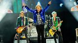 The Rolling Stones: ein Mord direkt unter Mick Jaggers Augen  Es sollte ein zweites Woodstock werden, stattdessen markierte es das Ende der idealistischen Sixties: 1969 beschlossen die Rolling Stones, ihrem Publikum ein großes Freikonzert zu schenken, das das Woodstock-Festival vier Monate zuvor noch überstrahlen sollte. Es wurde eine totale Katastrophe mit einem Mord vor der Bühne.  Das Problem: Für ihr Konzert am 6. Dezember in Altamont wollten die Rolling Stones auf Polizei verzichten und heuerten stattdessen als Sicherheitsleute die Hell's Angels an. Angefeuert von Wein, Bier und LSD veranstalteten die Rocker eine Gewaltorgie, schlugen Musiker wie Marty Balin und Fans ohnmächtig und droschen mit Billardstöcken auf die Tausenden von enschen ein. Als Mick Jagger "Under My Thumb" sang – "Unter meinem Daumen" – passierte es. Ein Fan namens Meredith Hunter tanzte vor der Bühne. Was er mit seiner Pistole vorhatte, ist bis heute ungeklärt, vielleicht zückte er sie auch erst, als die Hell's Angels mit Messern auf ihn losgingen – wer hier klickt, erlebt Mick Jagger im hilflosesten Augenblick seines Lebens. Hunter starb noch vor Ort, die Band beendete den Auftritt, um noch Schlimmeres zu verhindern und flüchtete schließlich im Hubschrauber aus dem Chaos. Erst am Tag zuvor war ihr neues Album erschienen. Titel: "Let It Bleed" – Lass es bluten.