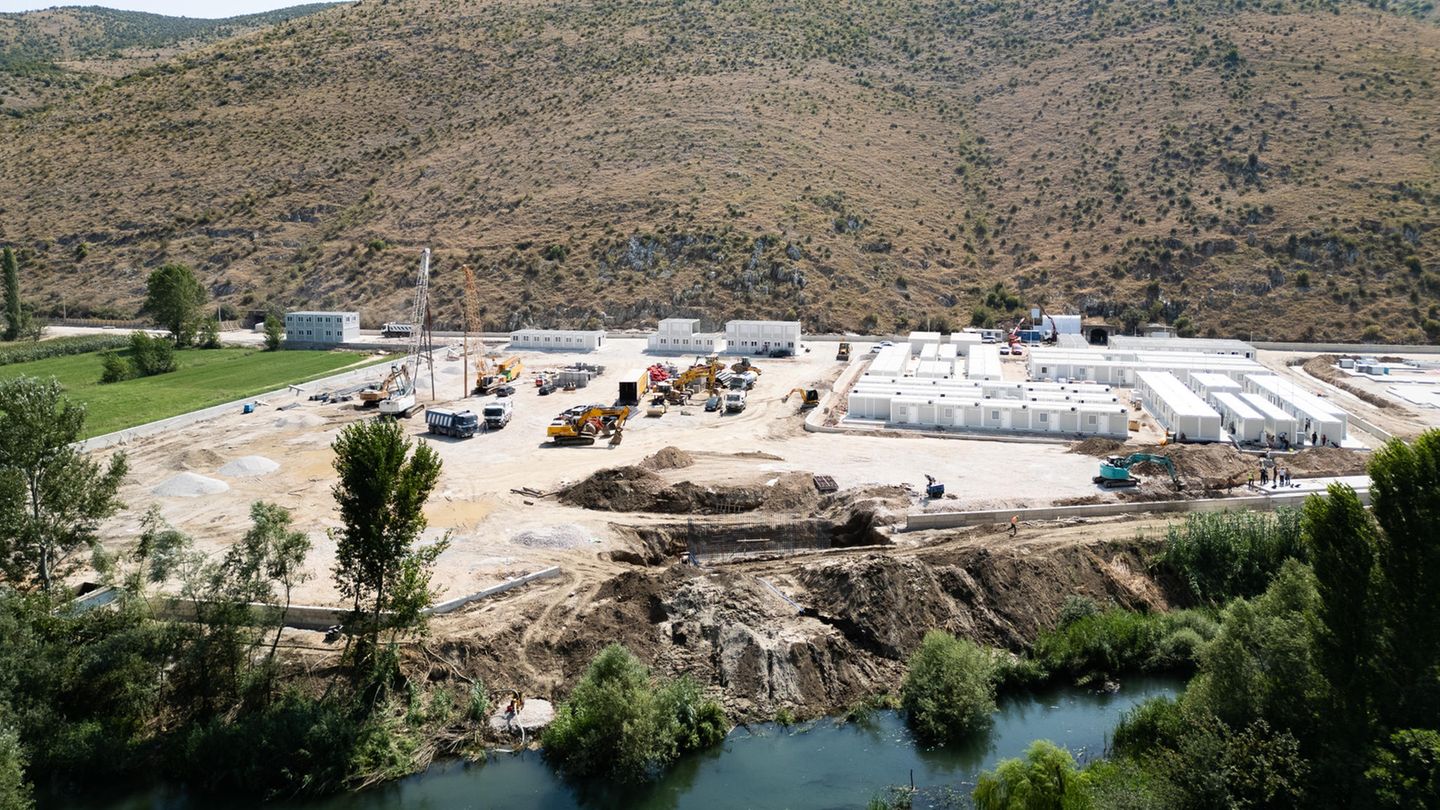 Asylzentrum in Albanien: In diesem Lager in Albanien will Italien Asylsuchende unterbringen – ein Besuch in Gjadër