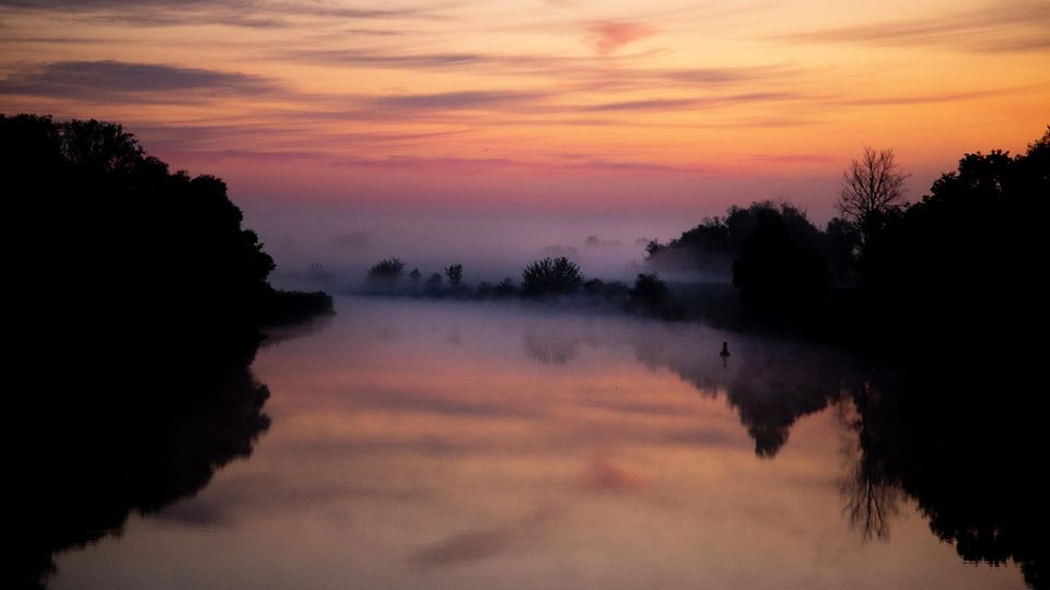 Flusslauf im Sonnenaufgang