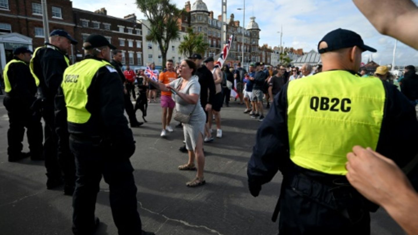 Britische Regierung will nach rechtsradikalen Ausschreitungen hart durchgreifen