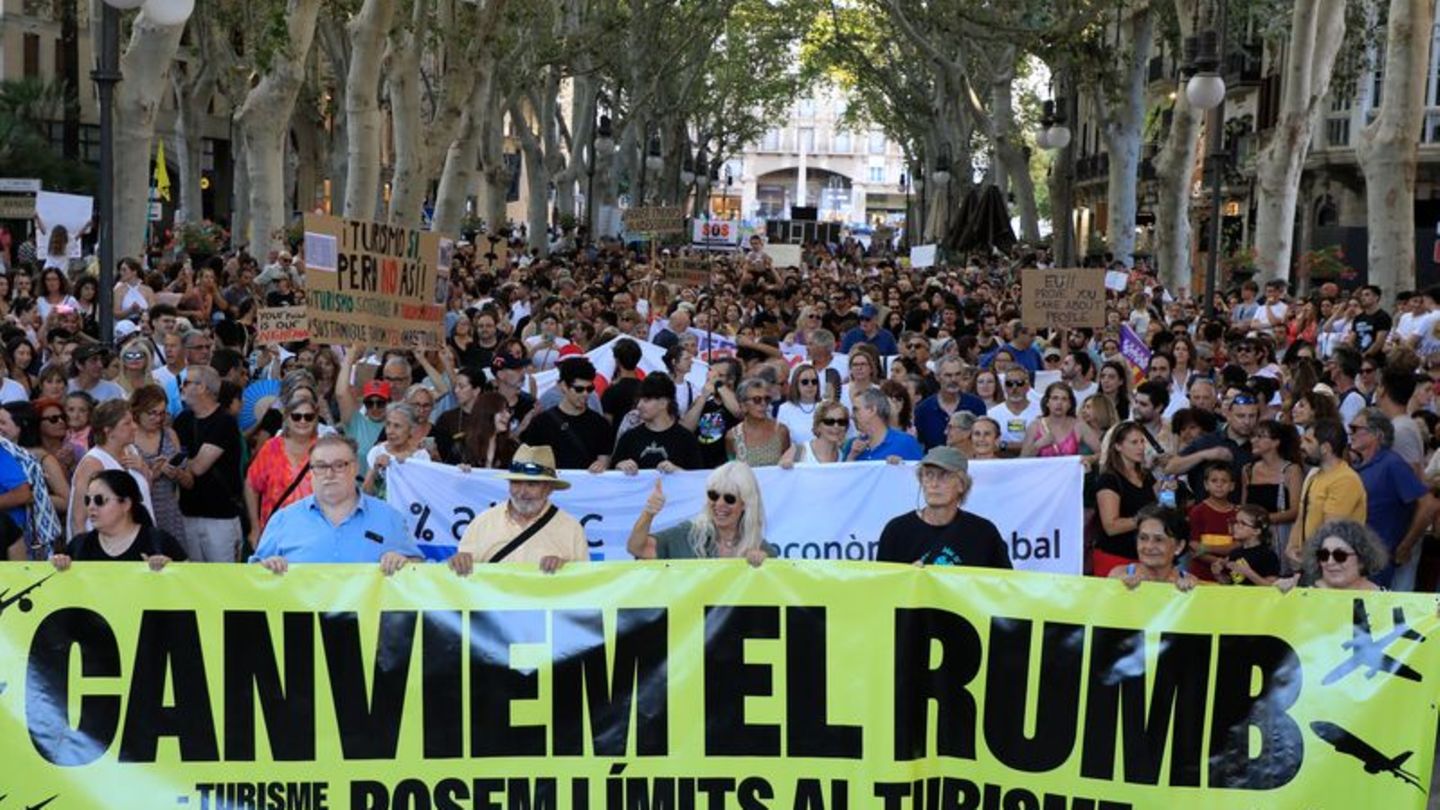 Mallorca Protest Wohnungsnot: Massentourismus-Gegner wollen Ballermann-Lokal 