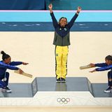 Drei Turngranden unter sich: Bei der Siegerehrung für die Übung am Boden verneigen sich die US-Turn-Superstars Simone Biles (Silber) und Jordan Chiles (Bronze) vor der Olympiasiegerin, der Brasilianerin Rebeca Andrade