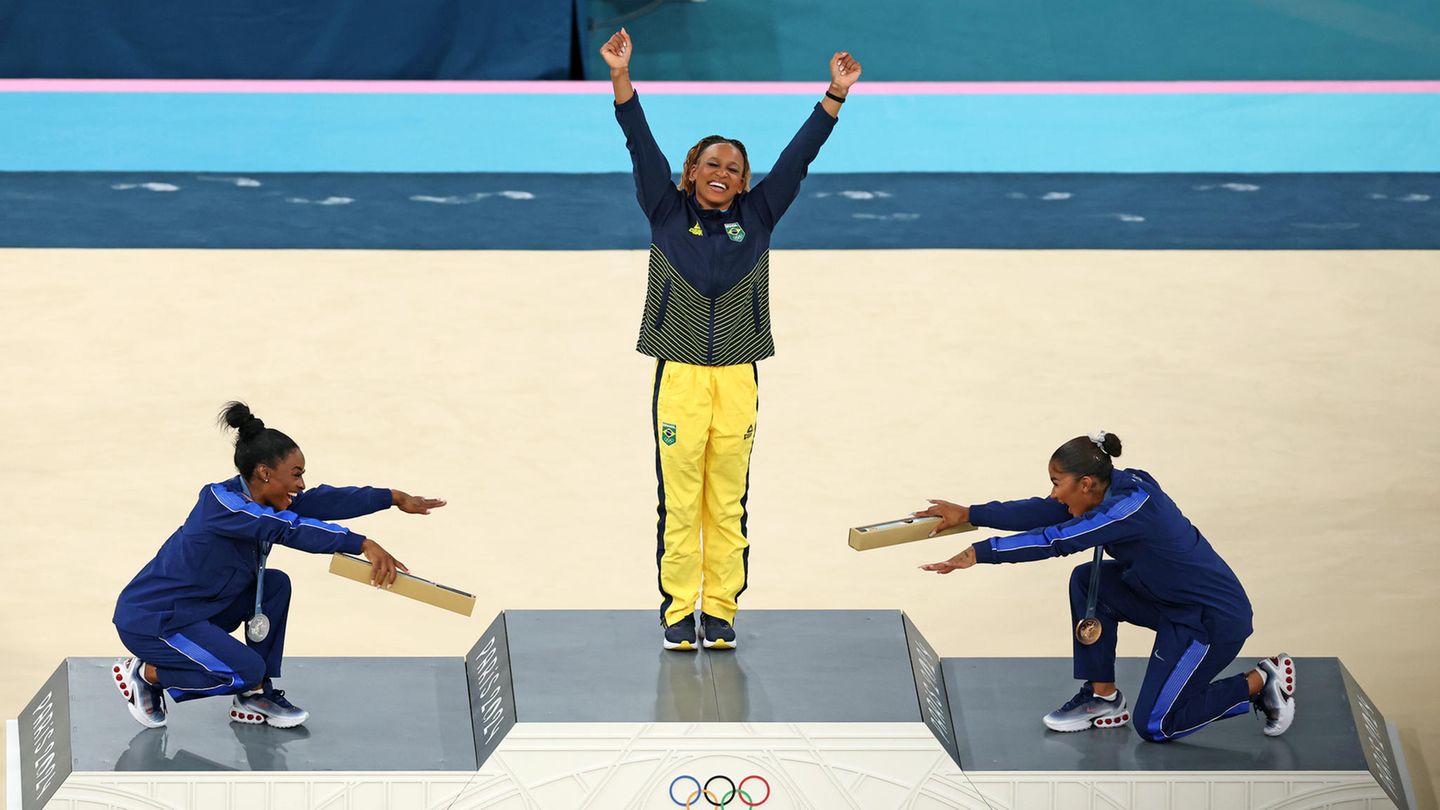 Drei Turngranden unter sich: Bei der Siegerehrung für die Übung am Boden verneigen sich die US-Turn-Superstars Simone Biles (Silber) und Jordan Chiles (Bronze) vor der Olympiasiegerin, der Brasilianerin Rebeca Andrade