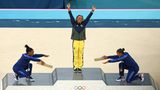 Drei Turngranden unter sich: Bei der Siegerehrung für die Übung am Boden verneigen sich die US-Turn-Superstars Simone Biles (Silber) und Jordan Chiles (Bronze) vor der Olympiasiegerin, der Brasilianerin Rebeca Andrade