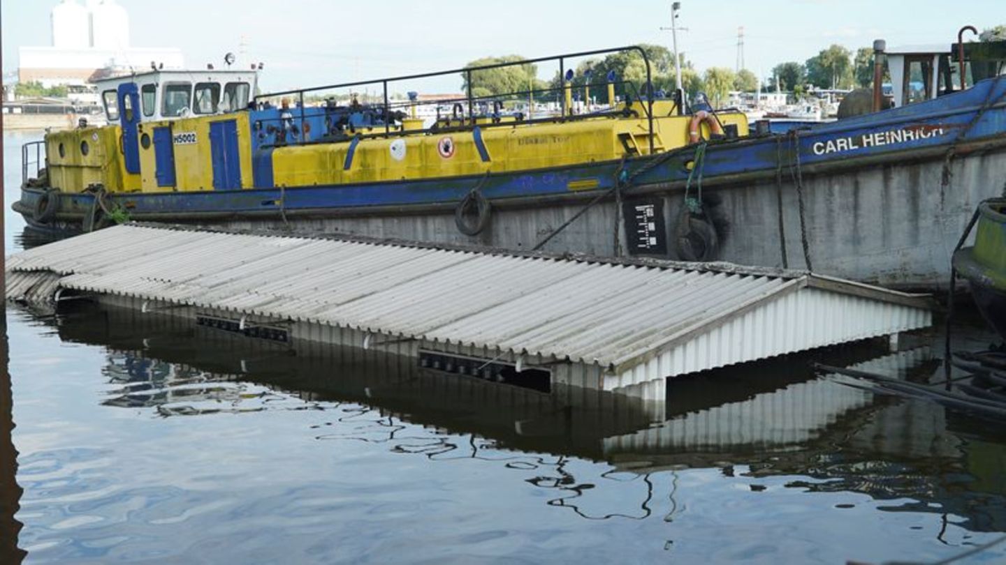 Ehemaliges Werftgelände: Ponton mit Kran am Elbdeich gesunken – Öl tritt aus