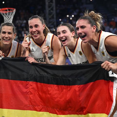 Die deutschen 3x3-Basketballerinnen feiern ihren Olympia-Sieg