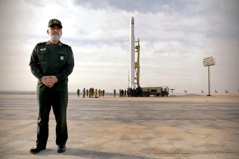 Ein Kommandeur der Luft- und Raumfahrtabteilung der iranischen Revolutionsgarden auf einem Raketen-Testgelände