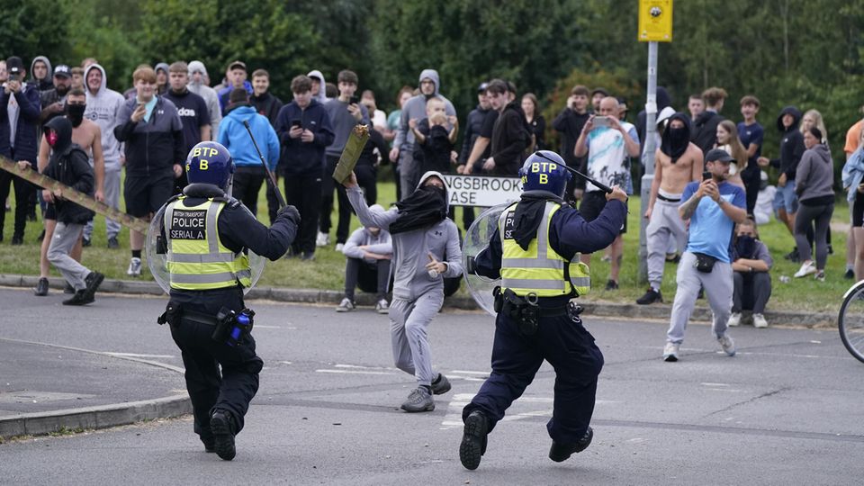 Nach dem Messerangriff in Southport randalieren Demonstranten und attackieren Polizisten