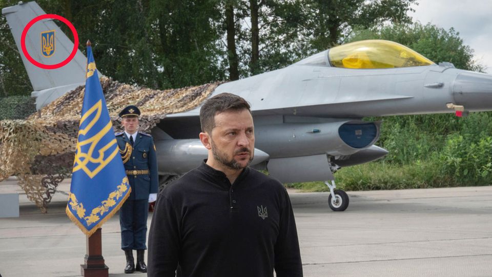 Feierliche Präsentation: Selenskyj zeigt erste F-16-Jets mit Ukraine-Wappen