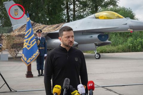 Feierliche Präsentation: Selenskyj zeigt erste F-16-Jets mit Ukraine-Wappen