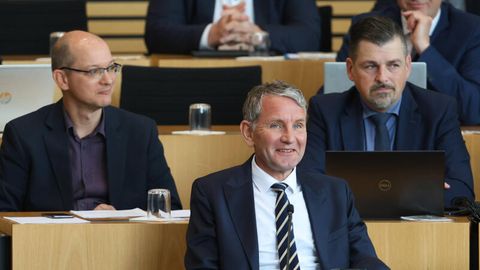 Björn Höcke (m.) und sein Vize Stefan Möller (l.)